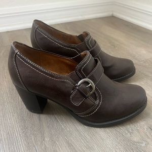 gorgeous Y2K buckled loafers with heels